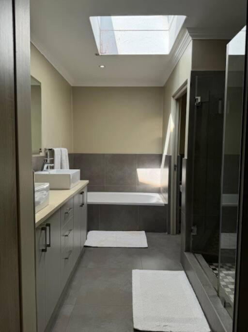 Luxury Townhouse In Stellenbosch Central Bagian luar foto