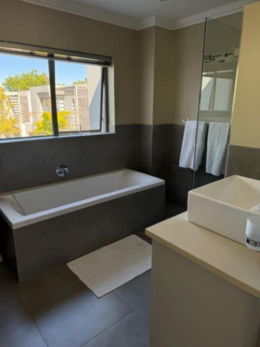 Luxury Townhouse In Stellenbosch Central Bagian luar foto