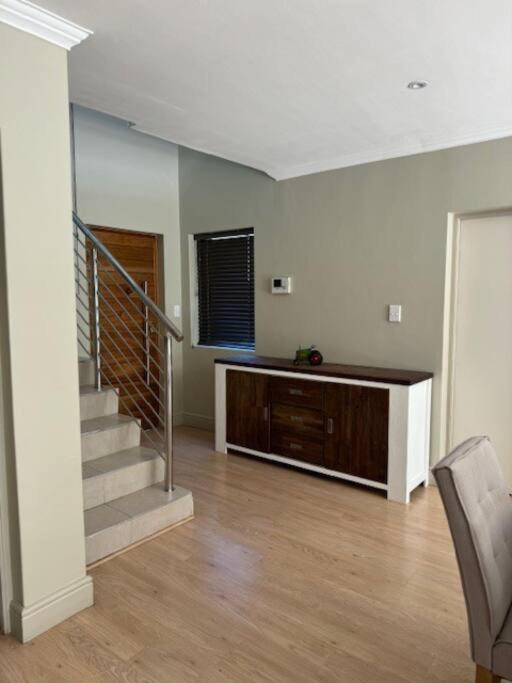 Luxury Townhouse In Stellenbosch Central Bagian luar foto