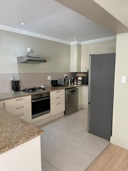 Luxury Townhouse In Stellenbosch Central Bagian luar foto