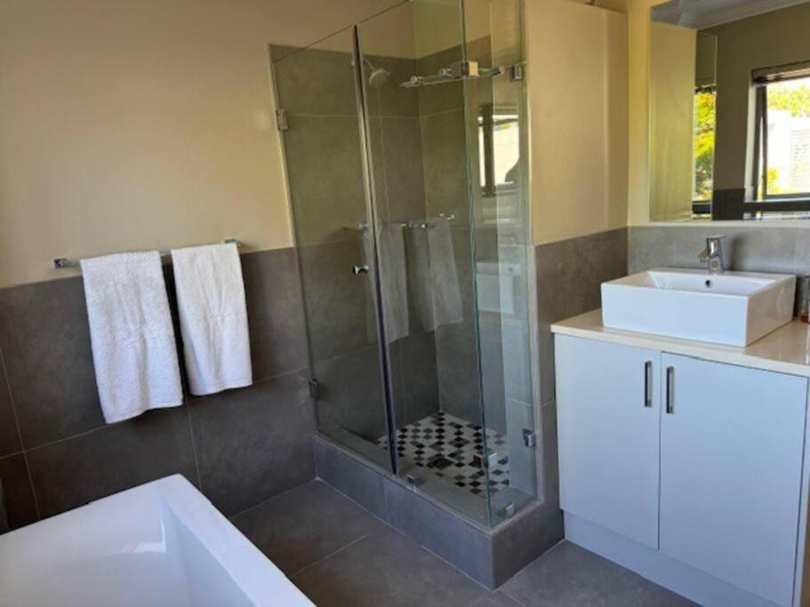 Luxury Townhouse In Stellenbosch Central Bagian luar foto