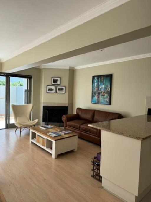 Luxury Townhouse In Stellenbosch Central Bagian luar foto